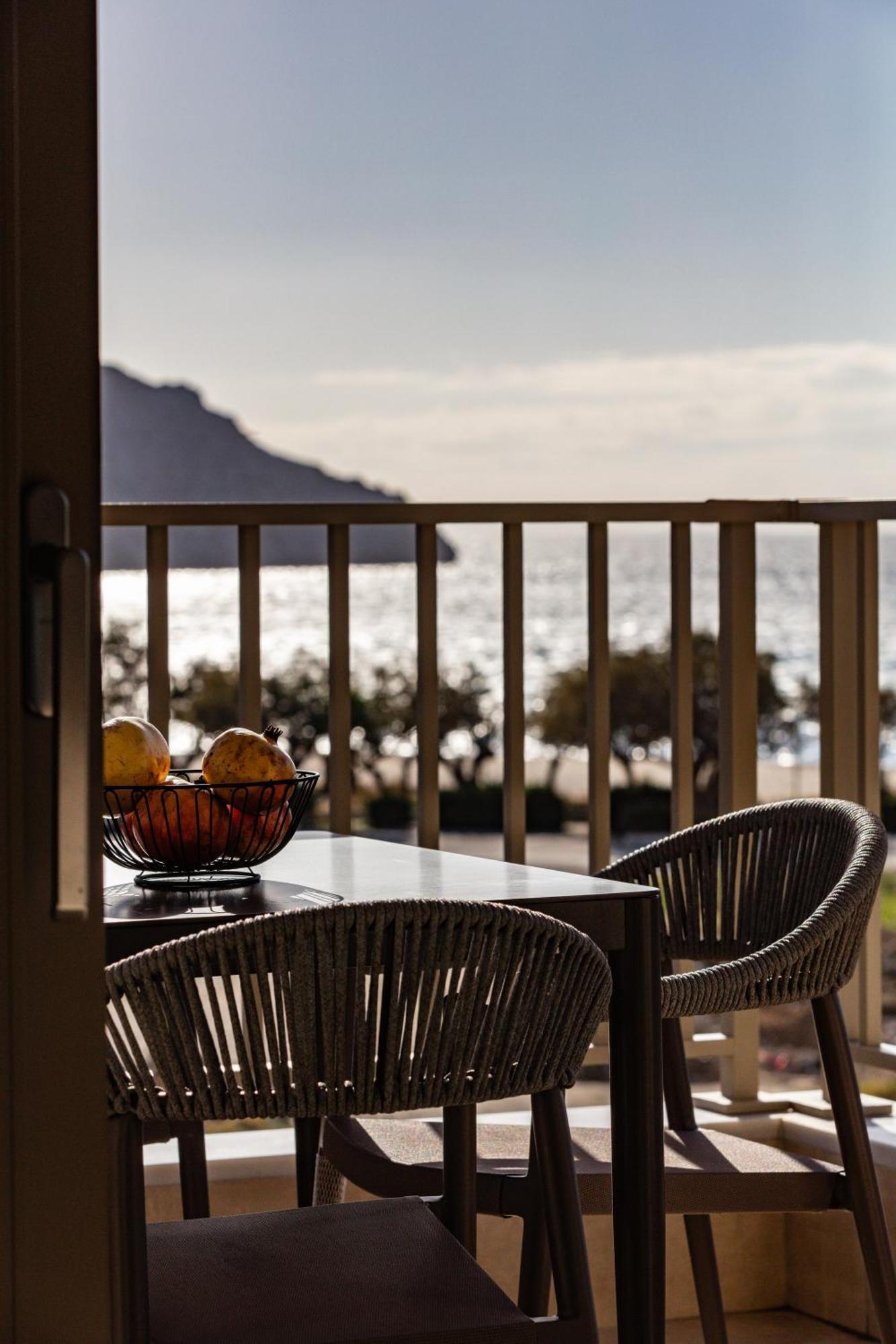 Ririka Beach Living, New Feel-At-Home Luxury Suites Плакиас Экстерьер фото